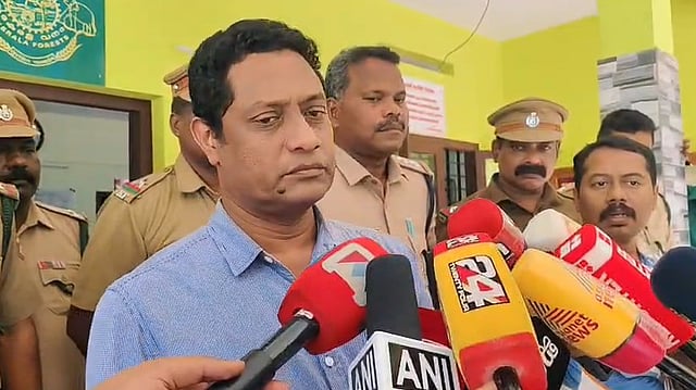 500 രൂപയുടെ നഷ്ടത്തിന് 5 വർഷമായി മണ്ണുമാന്തി യന്ത്രം കസ്റ്റഡിയിൽ; വനംവകുപ്പുമായുള്ള ചർച്ചയും പരാജയം