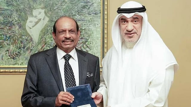 കുവൈത്തിന്റെ ആദ്യത്തെ ഗോള്ഡന് റസിഡന്സി എംഎ യൂസഫലിക്ക്