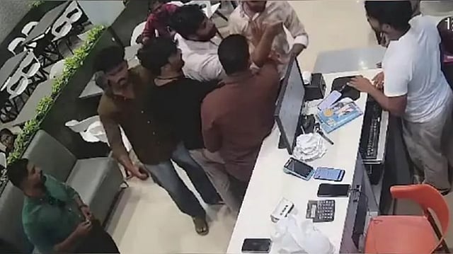 ചില്ലിചിക്കനൊപ്പം നല്കിയ നാരങ്ങയില് നീരു പോരാ; ഹോട്ടല് ഉടമയ്ക്ക് ക്രൂരമര്ദ്ദനം; ബാറ്റുകൊണ്ട് അടിയേറ്റ് പല്ലുകള് കൊഴിഞ്ഞു