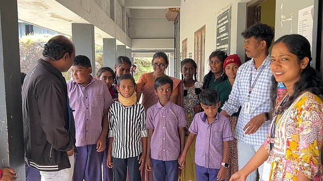 ഭയത്തിന്റെയും സങ്കടത്തിന്റെയും കനൽവഴികൾ താണ്ടി രക്ഷൻ വീണ്ടും അക്ഷരമുറ്റത്ത്; കണ്ണീരോടെ നെഞ്ചോട് ചേർത്ത് ചിന്നക്കനാൽ ഗവ. ഹൈസ്കൂൾ