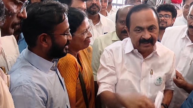 പ്ലീഡർ നിയമനത്തിൽ കോൺഗ്രസിൽ വൻ പൊട്ടിത്തെറി; മുഖ്യമന്ത്രി സതീശനെ അനുകൂലിച്ചും പ്രതികൂലിച്ചും പരസ്യ വിഴുപ്പലക്കൽ