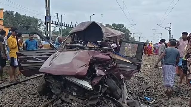ബംഗാളിൽ സ്കൂൾ വാനിലേക്ക് ട്രെയിൻ ഇടിച്ചുകയറി രണ്ട് വിദ്യാർഥികൾ ഉൾപ്പെടെ മൂന്ന് മരണം; നിരവധി കുട്ടികൾക്ക് പരിക്ക്