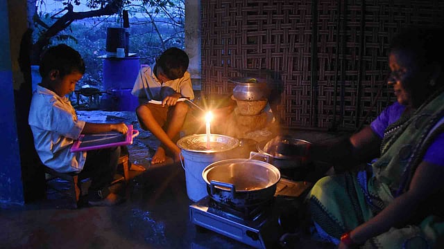 ഒന്നര മണിക്കൂര് മുന്പ് മൊബൈലില് സന്ദേശം എത്തും; പവര്കട്ട് ഏകീകരിക്കും; ഒരാഴ്ച ഒരേസമയത്ത് വൈദ്യുതി നിയന്ത്രണം