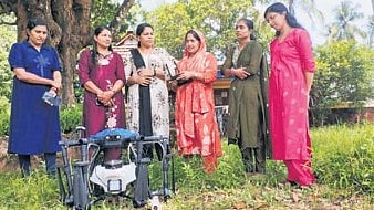ഡ്രോൺ പറത്തി കാർഷിക വിപ്ലവം സൃഷ്ടിച്ച് കാസർകോട്ടെ 'ഡ്രോൺ ദീദിമാർ'; കൂട്ടായി  'ആൻഡ്രോയിഡ് കുഞ്ഞപ്പൻമാരും'