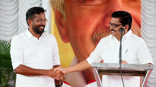 അലോഷ്യസ് സേവ്യറെ വേദിയിലേക്ക് ക്ഷണിച്ച് കൈകൊടുത്ത് സുധീരൻ; 'നിലപാടുകൾ ആർജ്ജവത്തോടെ പറയുന്ന നേതാവ്' എന്ന് പ്രശംസ 
