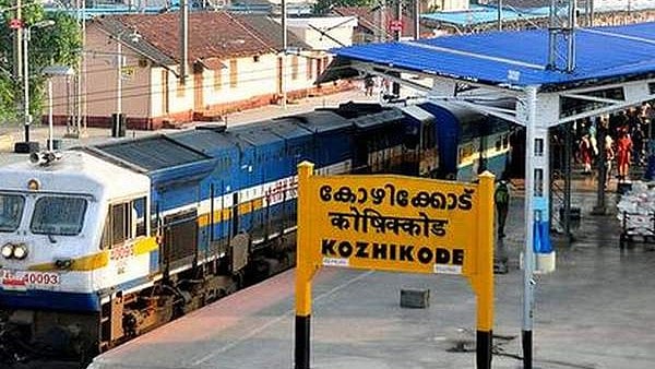 ട്രെയിനില്‍  ടിക്കറ്റെടുക്കാത്തതിന് 7,000 രൂപ പിഴ; നിയമ ലംഘനങ്ങളില്‍  കര്‍ശന നടപടിയുമായി റെയില്‍വെ 