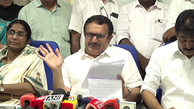 ആശുപത്രി പരിസരത്ത് ബാനറുകളും കൊടിയും കെട്ടി ഭക്ഷണ വിതരണം പാടില്ല; കമ്യൂണിറ്റി കിച്ചൺ ആരംഭിക്കുമെന്ന് മന്ത്രി കെ മുരളീധരൻ