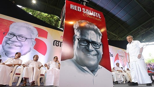 മുഴങ്ങാതെ പോയ കടലിരമ്പം; വിഎസിന്റെ ഓർമ്മക്കുറിപ്പുള്ള വാരാന്തപതിപ്പ് അവസാന നിമിഷം പൂഴ്ത്തി ദേശാഭിമാനി