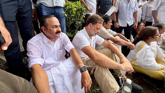 കേന്ദ്ര സര്ക്കാരിന്റേത് ഭീതിയുടെ രാഷ്ട്രീയം, രാഹുല് ഉയര്ത്തുന്ന ശബ്ദം ജനങ്ങളുടെ വികാരം: മുഖ്യമന്ത്രി