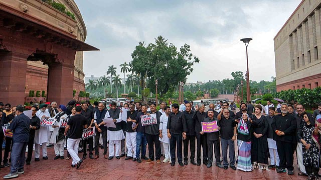 നീറ്റ് ചോദ്യചോര്ച്ചയില് ചര്ച്ചയ്ക്ക് തയ്യാറെന്ന് സര്ക്കാര് പാര്ലമെന്റില്; കറുപ്പു വസ്ത്രമണിഞ്ഞ് പ്രതിപക്ഷ പ്രതിഷേധം