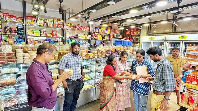 കണ്ണൂരിൽ 925 ഭക്ഷണശാലകളിൽ മിന്നൽ പരിശോധന, ഒരു ബേക്കറി പൂട്ടിച്ച് ആരോഗ്യവകുപ്പ്