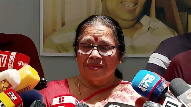 'ഏതോ എംഎല്എയുടെ ഭാര്യയായി നടിച്ച് പെന്ഷന് വാങ്ങുന്നുവത്രേ, വ്യാജവാര്ത്ത പ്രചരിപ്പിക്കുന്നു'; മാധ്യമങ്ങള്ക്ക് മുന്നില് വിതുമ്പി പികെ ശ്രീമതി -VIDEO
