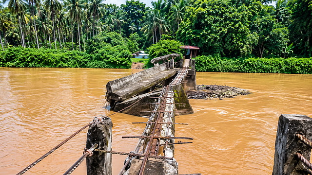നാലാണ്ട് പിന്നിട്ടിട്ടും പുതിയ പാലമില്ല; ധേരംപള്ള നിവാസികൾക്ക് താൽക്കാലിക പാലം മഴക്കാലത്ത് ഭീതിയുടെ പാത 