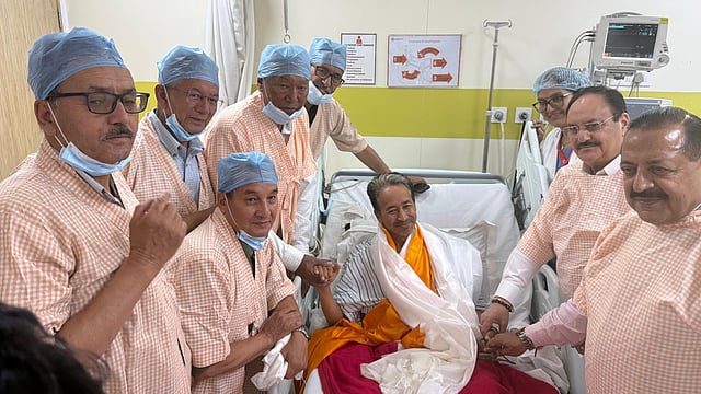 'സന്തുഷ്ടനാണ്'; നിരാഹാര സമരം അവസാനിപ്പിച്ച് സോനം വാങ്ചുക്; ആശുപത്രിയിലെത്തി കേന്ദ്രമന്ത്രിമാര്-വിഡിയോ