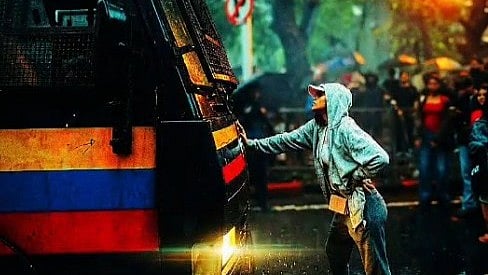 പെരുമഴയില്‍ ഒറ്റയ്ക്ക് നെഞ്ചുംവിരിച്ച് നിന്ന് പൊലീസ് വാന്‍ തടഞ്ഞിട്ടു; മുംബൈ സമരത്തിലെ ചുണക്കുട്ടിയായ റിയ അഹിര്‍ ആരാണ്?