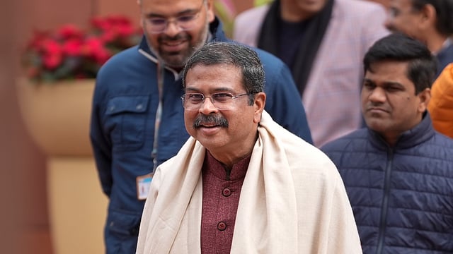 'പാറ്റകള്' ലക്ഷ്യം കണ്ടു; ധര്മേന്ദ്ര പ്രധാന് രാജിവച്ചു