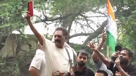 'അഭിനന്ദനങ്ങൾ എന്റെ പ്രിയപ്പെട്ട പാറ്റകളേ; ഭരണകൂടത്തെ മുട്ടുകുത്തിക്കാൻ കഴിയുമെന്ന് നിങ്ങൾ തെളിയിച്ചു'
