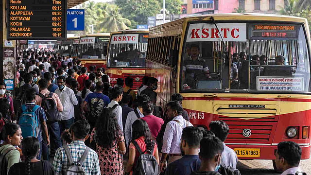 ഓണത്തിരക്ക് പരിഹരിക്കാന് സ്വകാര്യ ബസുകള് വാടകയ്ക്കെടുക്കാന് കെഎസ്ആര്ടിസി