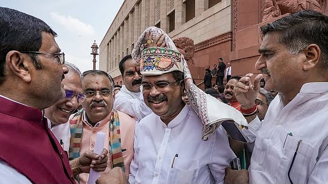 'ധര്‍മേന്ദ്ര പ്രധാന്‍ അഴിമതിയുടെ പ്രതീകം; പാര്‍ലമെന്റിലെ സ്വീകരണം കുട്ടികളുടെ ഭാവി തകര്‍ത്തതിന്റെ ആഘോഷം'