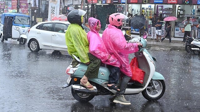 ന്യൂനമര്ദ്ദം: സംസ്ഥാനത്ത് ഇന്നും ഉത്രാട ദിനത്തിലും ശക്തമായ മഴ; എട്ട് ജില്ലകളില് യെല്ലോ അലര്ട്ട്
