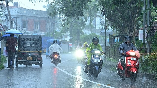 അതിതീവ്ര ന്യൂനമര്ദമായി ശക്തി പ്രാപിച്ചു; വെള്ളിയാഴ്ച വരെ ശക്തമായ മഴ; ആറ് ജില്ലകളില് യെല്ലോ അലര്ട്ട്; 1.3 മീറ്റര് വരെ ഉയര്ന്ന തിരമാലകള്ക്ക് സാധ്യത