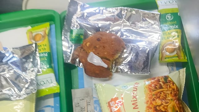 വായ ഒട്ടാഞ്ഞത് ഭാഗ്യം! 'വന്ദേ ഭാരതിൽ' കിട്ടിയ പരിപ്പുവട കടിച്ചപ്പോൾ പശ; ഉള്ളിൽ 'ഫെവിക്വിക്ക്' ട്യൂബ്
