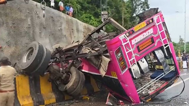 ബസ് ഓടിയത് ഇരട്ടിയിലേറെ വേഗത്തില്, റോഡില് ഹൈഡ്രോപ്ലെയിനിങ് പ്രതിഭാസം ഉണ്ടായി; കുറ്റിപ്പുറം അപകടകാരണം അമിതവേഗമെന്ന് എംവിഡി റിപ്പോര്ട്ട്