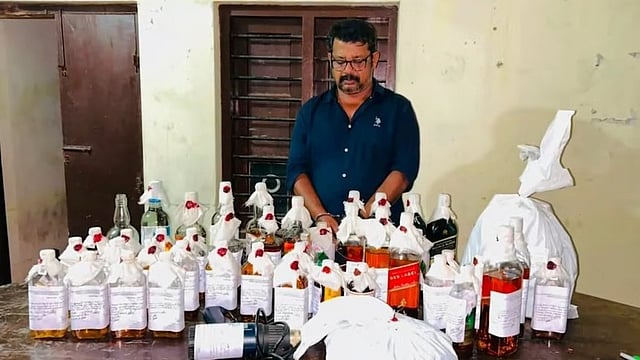 ജവാനെ 'സ്കോച്ച്' ആക്കി വില്പ്പന, തിരുവനന്തപുരത്ത് വ്യാജമദ്യ നിര്മ്മാണകേന്ദ്രം കണ്ടെത്തി, യുവാവ് പിടിയില്