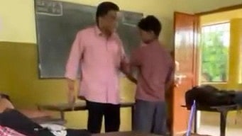 പേനയുടെ അടപ്പ് എടുക്കാൻ ശ്രമിച്ച ഒമ്പതാം ക്ലാസുകാരന് അധ്യാപകന്റെ ക്രൂരമർദ്ദനം; ദൃശ്യങ്ങൾ പുറത്ത്, അടിയന്തര റിപ്പോർട്ട് തേടി മന്ത്രി ബിന്ദു കൃഷ്ണ