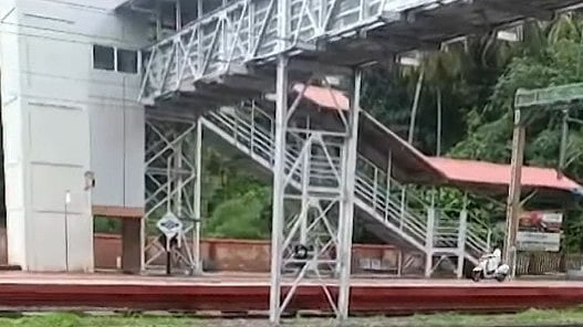'വേഗം വീട് പിടിക്കണം'; റെയില്വേ പ്ലാറ്റ്ഫോമിലൂടെ സ്കൂട്ടര് യാത്ര; പട്ടാമ്പി സ്വദേശിക്കെതിരെ കേസ്