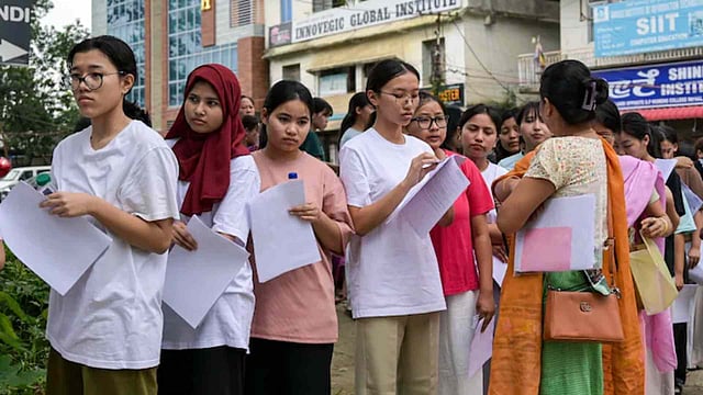 മെഡിക്കല് പിജി പരീക്ഷയ്ക്കിടെ ചോദ്യപേപ്പര് വാട്സ്ആപ്പില് ചോര്ന്നു: അന്വേഷണം പ്രഖ്യാപിച്ച് ഒഡിഷ സര്ക്കാര്