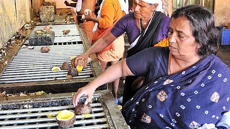 ശബരിമലയിൽ നെയ്യ് ശേഖരിക്കാൻ പ്രത്യേക സംവിധാനം, കൃത്യമായി നിരീക്ഷിക്കും; പുതിയ നീക്കവുമായി ദേവസ്വം ബോർഡ്