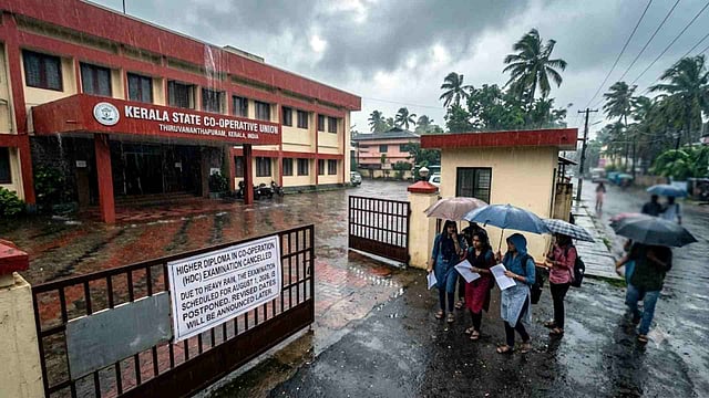 മഴ ശക്തം: എച്ച്ഡിസി പരീക്ഷ മാറ്റി, പുതിയ തീയതി പിന്നീട്; 9 ജില്ലകളില്‍ വിദ്യാഭ്യാസ സ്ഥാപനങ്ങള്‍ക്ക് അവധി