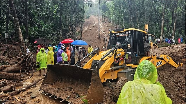 സംസ്ഥാനത്ത് മഴക്കെടുതി രൂക്ഷം, മരണസംഖ്യ ഉയരുന്നു, നദികളും കരകവിയുന്നു; അതീവ ജാഗ്രതാ നിര്‍ദേശം