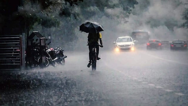 തീവ്രമഴ: ഏത് സാഹചര്യവും നേരിടാന് സജ്ജം; സ്ഥിതി ഗതികള് വിലയിരുത്തി മുഖ്യമന്ത്രി