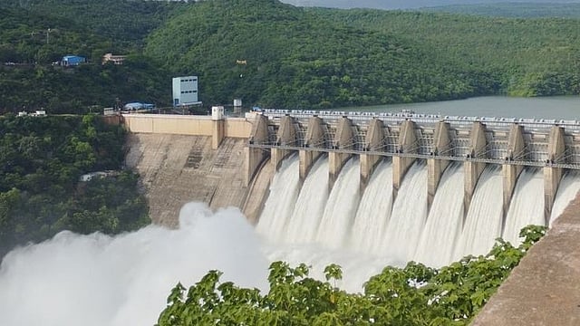 പഴശ്ശി ഡാം ഷട്ടറുകള്‍ നാല് മീറ്ററായി ഉയര്‍ത്തി; തീരപ്രദേശങ്ങളില്‍ താമസിക്കുന്നവര്‍ ജാഗ്രത പുലർത്തണം