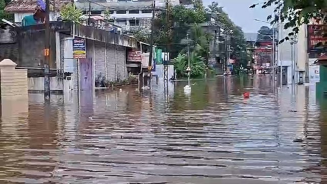 'അരമണിക്കൂര്‍ കൊണ്ട് വെള്ളം കയറി, 2018ലേതു പോലെയായി'; പാതിരാത്രിയിലെ പേമാരിയില്‍ മുങ്ങി റാന്നി ടൗണ്‍ - വിഡിയോ