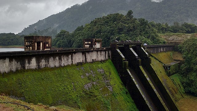 നീരൊഴുക്ക് ശക്തം: കക്കയം ഡാമിന്റെ ഷട്ടറുകള്‍ തുടര്‍ന്നു, കുറ്റ്യാടി പുഴയുടെ തീരത്തുള്ളവര്‍ ജാഗ്രത പാലിക്കണം 