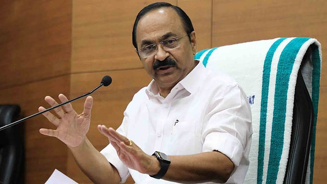 'ഈ തീവെട്ടി കൊള്ളയ്ക്ക് കൂട്ടുനില്‍ക്കരുത്; ആദിവാസികളുടെ ഓണക്കോടി ഫണ്ട് ബാങ്ക് അക്കൗണ്ടിലേക്ക് കൈമാറണം'; മുഖ്യമന്ത്രിക്ക് തുറന്ന കത്ത്