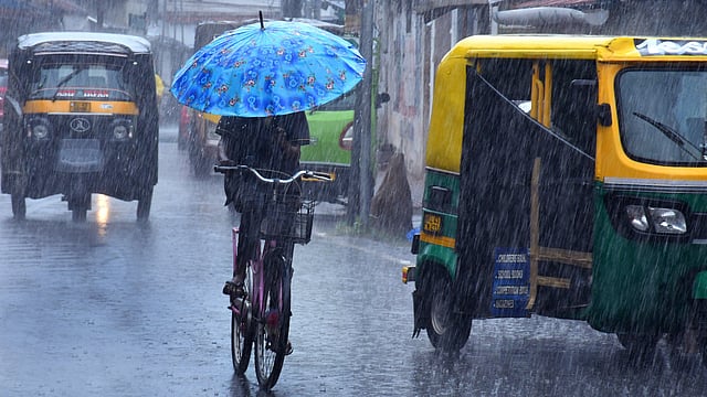 ചക്രവാതച്ചുഴി: ബുധനാഴ്ച മുതൽ ശക്തമായ മഴ, ആറു ജില്ലകളിൽ യെല്ലോ അലർട്ട് 