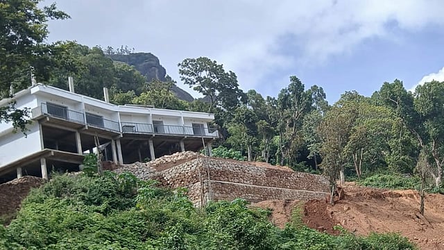 ചിന്നക്കനാലിൽ നിർമ്മാണത്തിലിരുന്ന കെട്ടിടം ശക്തമായ മഴയിൽ  ഇടിഞ്ഞു താണു: 15 കുടുംബങ്ങൾ ഭീതിയിൽ