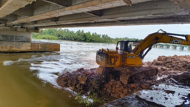വെള്ളപ്പൊക്ക ഭീഷണി: കാര്യങ്കോട് പാലത്തിനടിയിലെ അവശിഷ്ടങ്ങൾ നീക്കിത്തുടങ്ങി