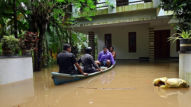 ദുരിതമൊഴിയാതെ അപ്പര് കുട്ടനാട്, തിരുവല്ല മേഖലകള്, വെള്ളക്കെട്ട് അതിരൂക്ഷം; രണ്ടു മരണം