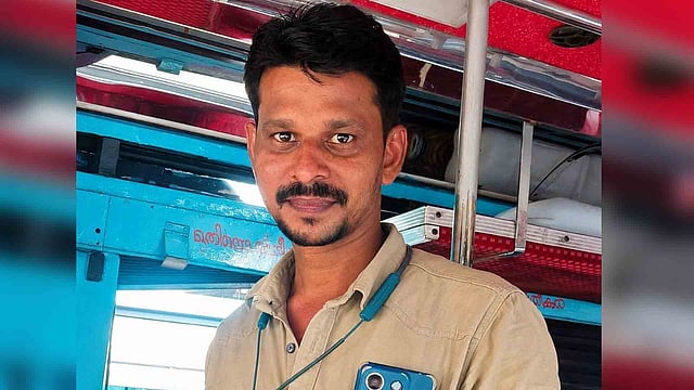 സ്റ്റാൻഡിൽ നിർത്തിയിട്ട സ്വകാര്യ ബസ്സിനുള്ളിൽ ഡ്രൈവർ തൂങ്ങി മരിച്ച നിലയിൽ