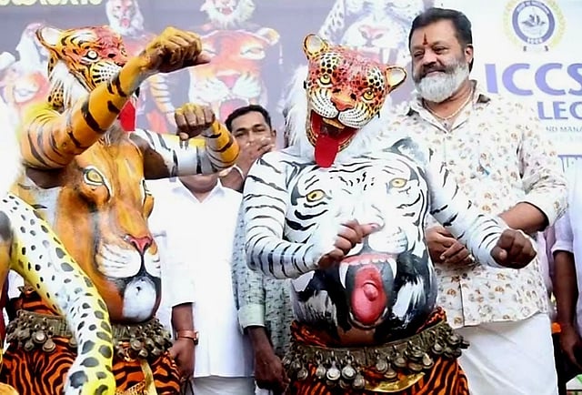 പുലിക്കളി സംഘങ്ങള്ക്ക് കേന്ദ്ര ധനസഹായം; ഫണ്ട് വൈകിയത് നടപടിക്രമങ്ങള് പാലിക്കാത്തതിനാല്, കുറിപ്പുമായി സുരേഷ് ഗോപി