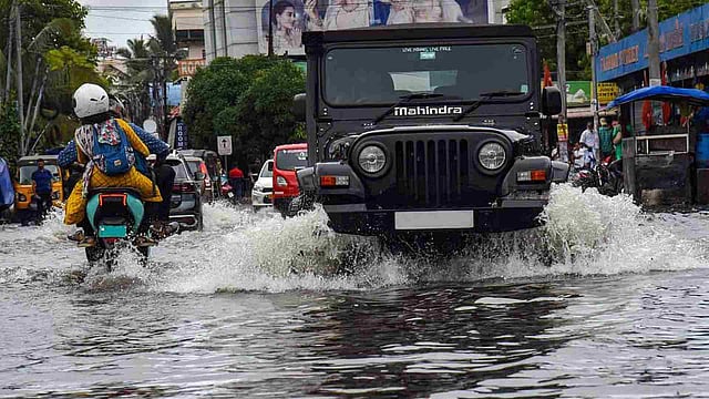 ഔദ്യോഗിക വാഹനം കോടതി ജപ്തി ചെയ്തു; ദുരിതാശ്വാസ പ്രവര്ത്തനങ്ങള്ക്ക് ടിപ്പര് ലോറിയില് പാഞ്ഞെത്തി തഹസില്ദാര്