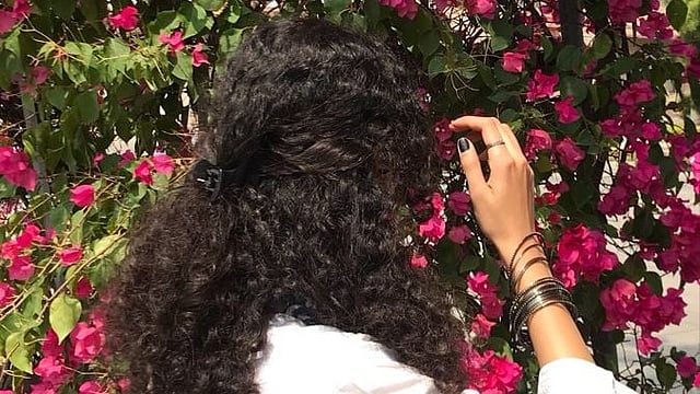 മഴക്കാലത്ത് ചുരുണ്ടമുടി ഡ്രൈ ആകുന്നുണ്ടോ? ഒഴിവാക്കേണ്ട 10 അബദ്ധങ്ങൾ