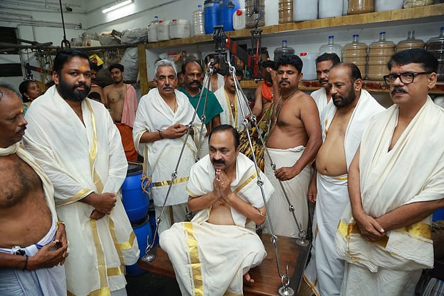 മുഖ്യമന്ത്രിക്ക് ഗുരുവായൂരില് നേന്ത്രപ്പഴം കൊണ്ട് തുലാഭാരം