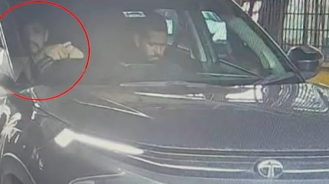 'ഞാന് ക്ഷേത്ര മൈതാനത്ത് ഇരിക്കുന്നു'; അര്ജുന് ആയങ്കി ടോള് പ്ലാസ കടക്കുന്ന ദൃശ്യങ്ങള് പുറത്ത്; സഹോദരന് കസ്റ്റഡിയില്
