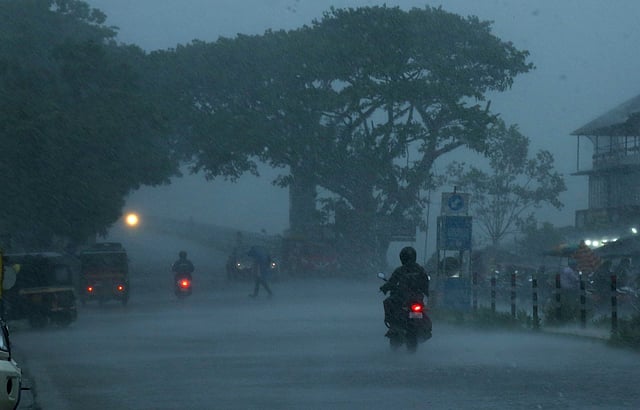ഇരട്ട ചക്രവാതച്ചുഴി, ഓണനാളുകളില് ശക്തമായ മഴയ്ക്ക് സാധ്യത, ജാഗ്രതാ നിര്ദേശം